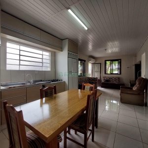 Casa Mobiliada com 100m², 3 dormitórios, 1 vaga, no bairro Cinqüentenário em Caxias do Sul para Alugar