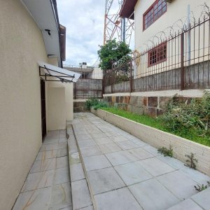 Casa Mobiliada com 100m², 3 dormitórios, 1 vaga, no bairro Cinqüentenário em Caxias do Sul para Alugar