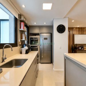 Apartamento com 98m², 2 dormitórios, 2 vagas, no bairro Vila Horn em Caxias do Sul para Comprar