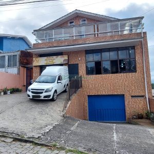 Casa com 229m², 3 dormitórios, 4 vagas, no bairro Santa Lúcia em Caxias do Sul para Comprar