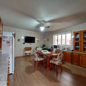 Casa com 229m², 3 dormitórios, 4 vagas, no bairro Santa Lúcia em Caxias do Sul para Comprar