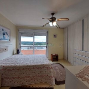 Casa com 229m², 3 dormitórios, 4 vagas, no bairro Santa Lúcia em Caxias do Sul para Comprar