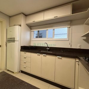 Apartamento com 92m², 3 dormitórios, 2 vagas, no bairro Cinqüentenário em Caxias do Sul para Alugar