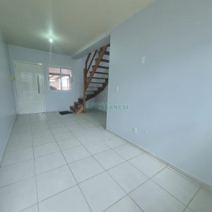 Sobrado com 60m², 2 dormitórios, 2 vagas, no bairro Desvio Rizzo em Caxias do Sul para Alugar