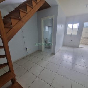 Sobrado com 60m², 2 dormitórios, 2 vagas, no bairro Desvio Rizzo em Caxias do Sul para Alugar
