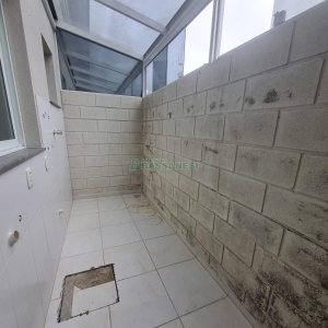 Sobrado com 60m², 2 dormitórios, 2 vagas, no bairro Desvio Rizzo em Caxias do Sul para Alugar