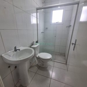Sobrado com 60m², 2 dormitórios, 2 vagas, no bairro Desvio Rizzo em Caxias do Sul para Alugar