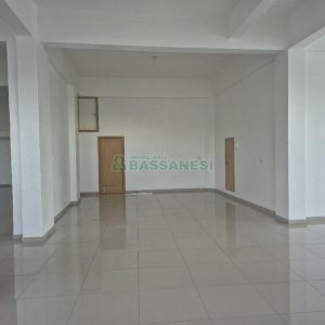 Loja com 293m², no bairro Colina Sorriso em Caxias do Sul para Alugar