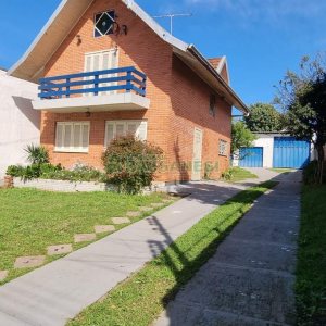 Casa com 204m², 3 dormitórios, 1 vaga, no bairro Mariland em Caxias do Sul para Comprar