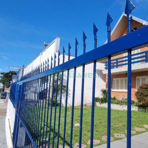 Casa com 204m², 3 dormitórios, 1 vaga, no bairro Mariland em Caxias do Sul para Comprar