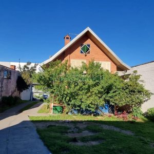 Casa com 204m², 3 dormitórios, 1 vaga, no bairro Mariland em Caxias do Sul para Comprar