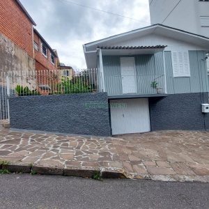 Casa com 120m², 2 dormitórios, 2 vagas, no bairro Exposição em Caxias do Sul para Alugar