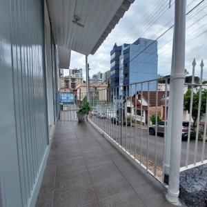 Casa com 120m², 2 dormitórios, 2 vagas, no bairro Exposição em Caxias do Sul para Alugar