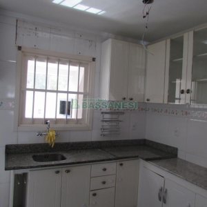 Sobrado com 100m², 3 dormitórios, 1 vaga, no bairro Desvio Rizzo em Caxias do Sul para Alugar