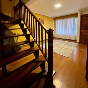 Sobrado com 157m², 3 dormitórios, 2 vagas, no bairro Jardim América em Caxias do Sul para Comprar