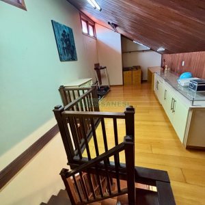 Sobrado com 157m², 3 dormitórios, 2 vagas, no bairro Jardim América em Caxias do Sul para Comprar