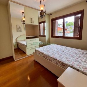 Sobrado com 157m², 3 dormitórios, 2 vagas, no bairro Jardim América em Caxias do Sul para Comprar