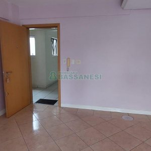 Kitinete com 37m², 1 dormitório, no bairro Centro em Caxias do Sul para Alugar ou Comprar