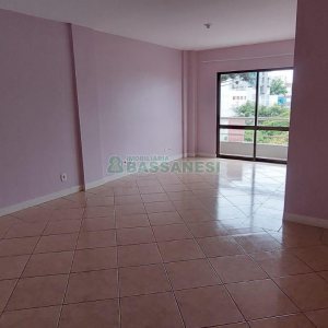 Kitinete com 37m², 1 dormitório, no bairro Centro em Caxias do Sul para Alugar ou Comprar