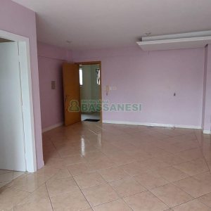 Kitinete com 37m², 1 dormitório, no bairro Centro em Caxias do Sul para Alugar ou Comprar