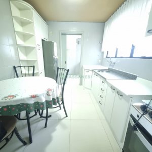 Apto Mobiliado com 84m², 2 dormitórios, 1 vaga, no bairro Centro em Caxias do Sul para Alugar