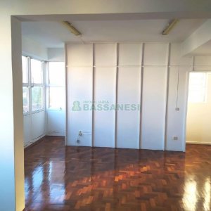 Sala com 80m², no bairro Centro em Caxias do Sul para Alugar ou Comprar
