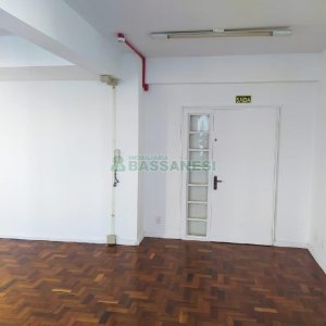 Sala com 80m², no bairro Centro em Caxias do Sul para Alugar ou Comprar