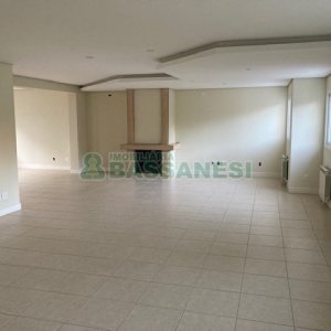 Casa com 400m², 3 dormitórios, 3 vagas, no bairro Jardim América em Caxias do Sul para Comprar