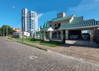 Casa Mobiliada com 318m², 4 dormitórios, 2 vagas, no bairro Sagrada Família em Caxias do Sul para Alugar