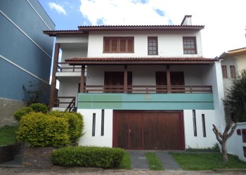 Casa com 230m², 3 dormitórios, 1 vaga, no bairro Sagrada Família em Caxias do Sul para Comprar