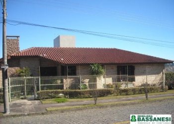 Casa com 320m², 3 dormitórios, 3 vagas, no bairro Cinqüentenário em Caxias do Sul para Comprar