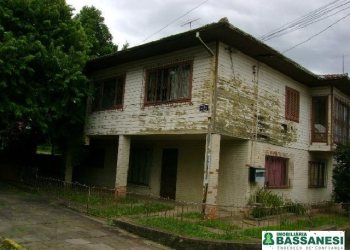Casa com 160m², 6 dormitórios, 1 vaga, no bairro Cinqüentenário em Caxias do Sul para Comprar