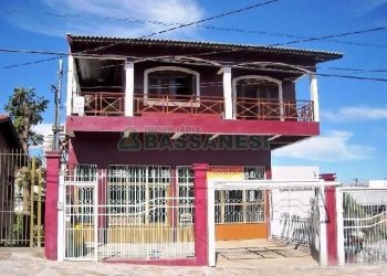 Casa com 361m², 3 dormitórios, 2 vagas, no bairro Fatima em Caxias do Sul para Comprar