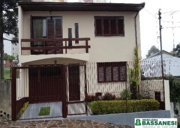 Casa Mobiliada com 250m², 3 dormitórios, 2 vagas, no bairro Medianeira em Caxias do Sul para Alugar