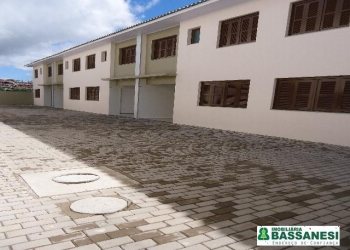 Sobrado, 2 dormitórios, 1 vaga, no bairro Kayser em Caxias do Sul para Alugar