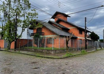 Casa com 386m², 3 dormitórios, 2 vagas, no bairro Cinqüentenário em Caxias do Sul para Comprar