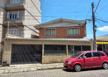 Casa com 200m², 5 dormitórios, 1 vaga, no bairro Pio X em Caxias do Sul para Comprar