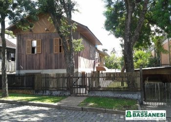Casa com 250m², 7 dormitórios, 4 vagas, no bairro Santa Catarina em Caxias do Sul para Comprar