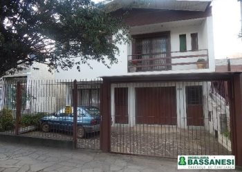 Casa com 240m², 2 dormitórios, no bairro Cruzeiro em Caxias do Sul para Comprar