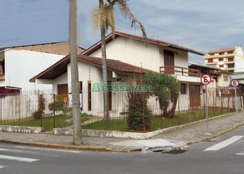 Casa Comercial com 194m², 3 dormitórios, 1 vaga, no bairro Lourdes em Caxias do Sul para Comprar