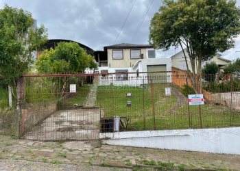 Casa com 160m², 2 dormitórios, 1 vaga, no bairro Rio Branco em Caxias do Sul para Comprar