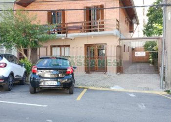 Casa com 120m², 3 dormitórios, 2 vagas, no bairro Centro em Caxias do Sul para Comprar