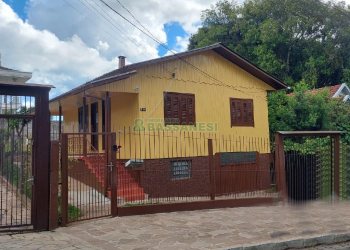 Casa com 60m², 3 dormitórios, 1 vaga, no bairro Petrópolis em Caxias do Sul para Alugar