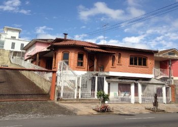 Casa com 184m², 9 dormitórios, 2 vagas, no bairro Panazzolo em Caxias do Sul para Comprar