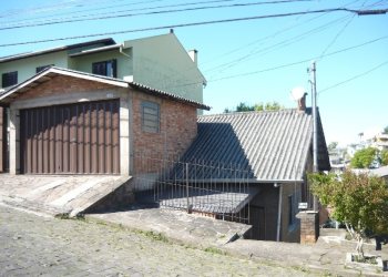 Casa, 5 dormitórios, 2 vagas, no bairro Rio Branco em Caxias do Sul para Comprar