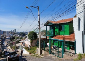 Casa com 121m², 3 dormitórios, 2 vagas, no bairro Rio Branco em Caxias do Sul para Comprar