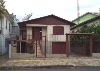 Casa com 80m², 3 dormitórios, 2 vagas, no bairro Marechal Floriano em Caxias do Sul para Comprar