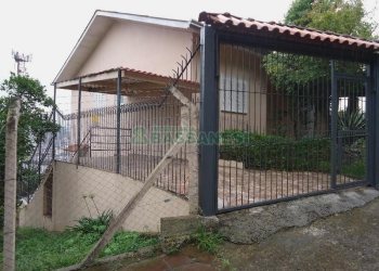 Casa com 82m², 2 dormitórios, 1 vaga, no bairro Universitário em Caxias do Sul para Alugar