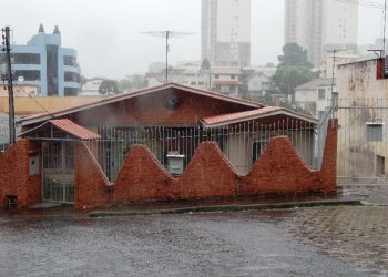 Casa com 240m², 3 dormitórios, 4 vagas, no bairro Lourdes em Caxias do Sul para Comprar