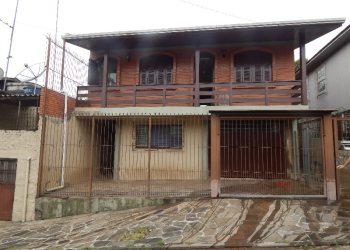Casa com 240m², 3 dormitórios, 2 vagas, no bairro Lourdes em Caxias do Sul para Comprar
